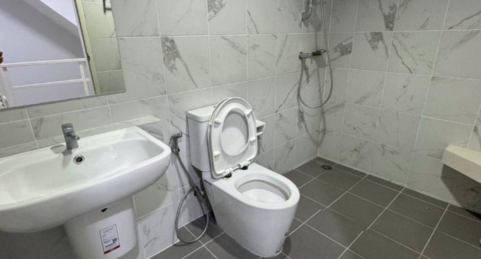 Local comercial en venta de 4 habitaciones en Bang Khae, Bangkok