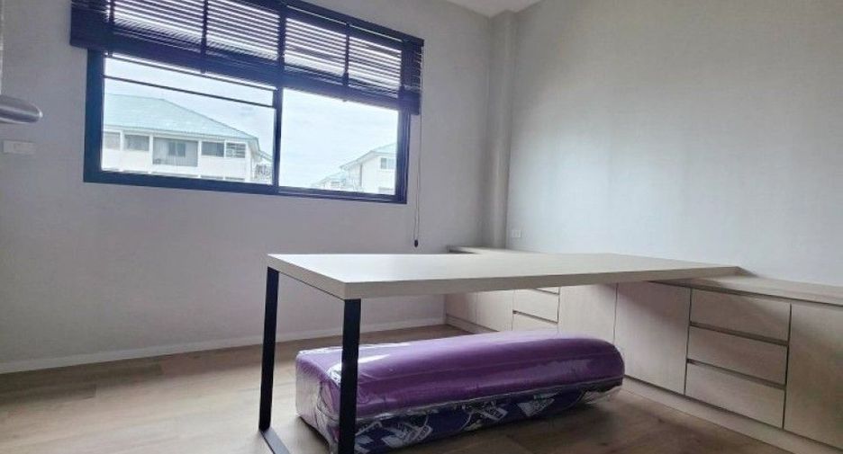 For sale 3 bedrooms retail Space in Mueang Nakhon Pathom, Nakhon Pathom