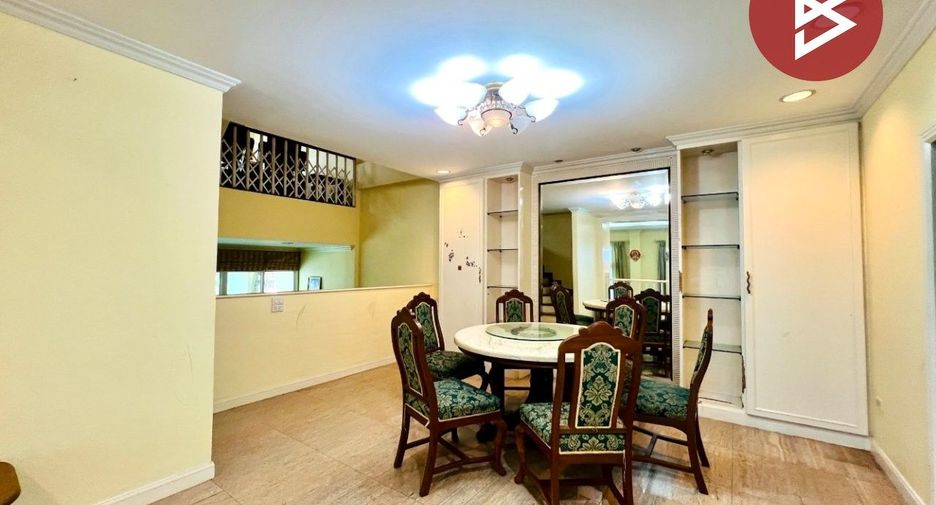 À vendre 6 chambres maison de ville à Wang Thonglang, Bangkok