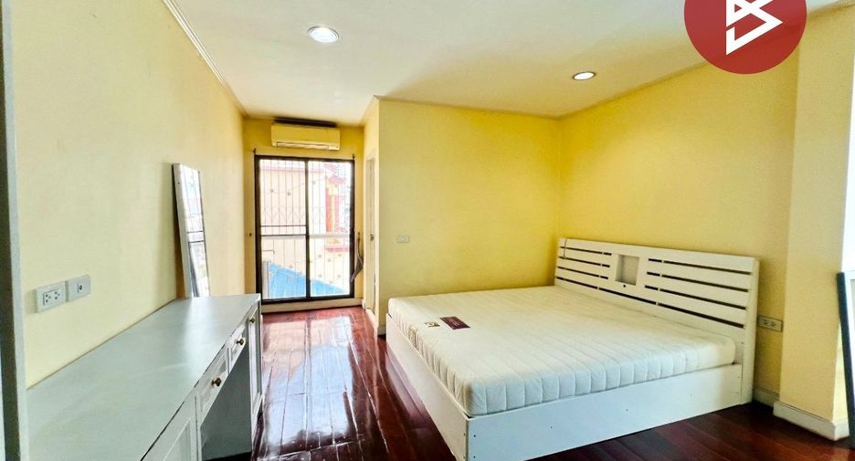 À vendre 6 chambres maison de ville à Wang Thonglang, Bangkok