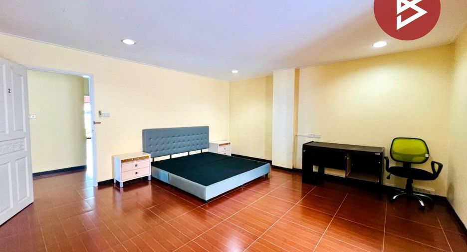 À vendre 6 chambres maison de ville à Wang Thonglang, Bangkok