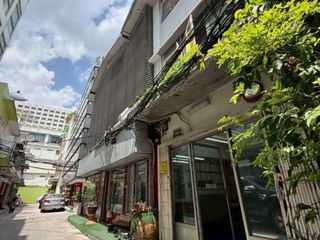 Local comercial en venta de 3 habitaciones en Bang Rak, Bangkok