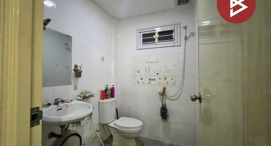 For sale 3 ベッドルーム townhouse in Sam Phran, Nakhon Pathom