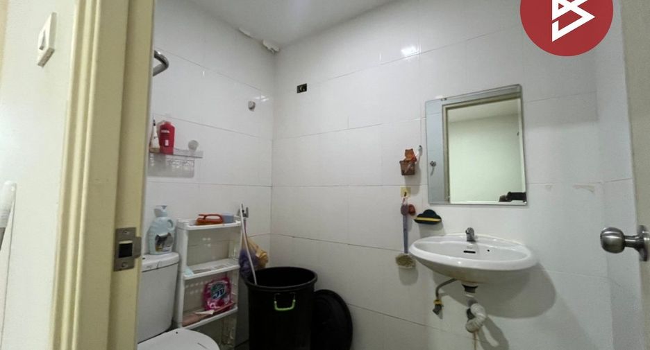 For sale 3 ベッドルーム townhouse in Sam Phran, Nakhon Pathom