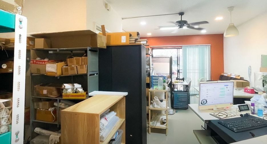 À vendre 3 chambres maison de ville à Saphan Sung, Bangkok