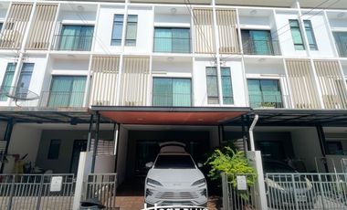 À vendre 3 chambres maison de ville à Saphan Sung, Bangkok