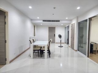 À louer 2 chambres condo à Yan Nawa, Bangkok