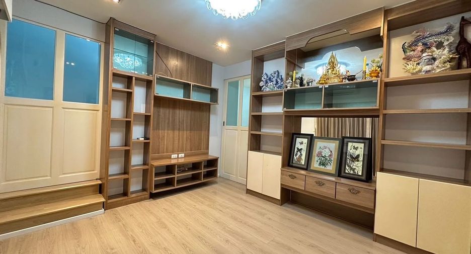 For rent 3 bedrooms condo in Khan Na Yao, Bangkok