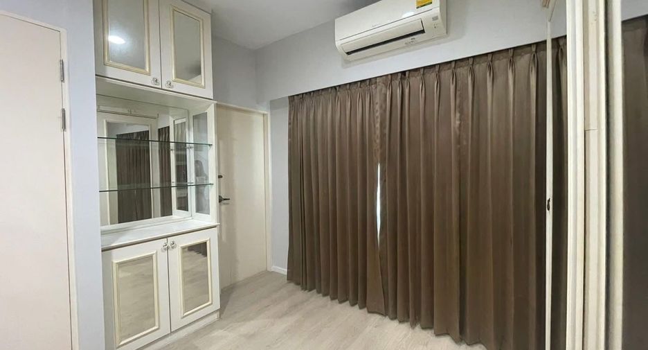 For rent 3 bedrooms condo in Khan Na Yao, Bangkok