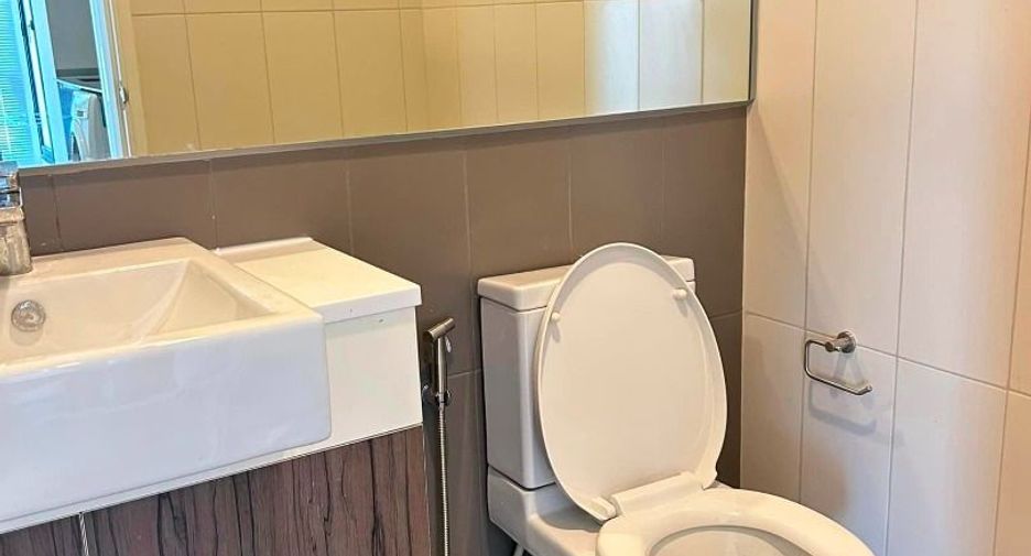 For rent 2 bedrooms condo in Huai Khwang, Bangkok