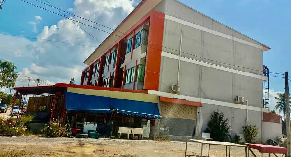 Local comercial en venta de 4 habitaciones en Si Racha, Chonburi