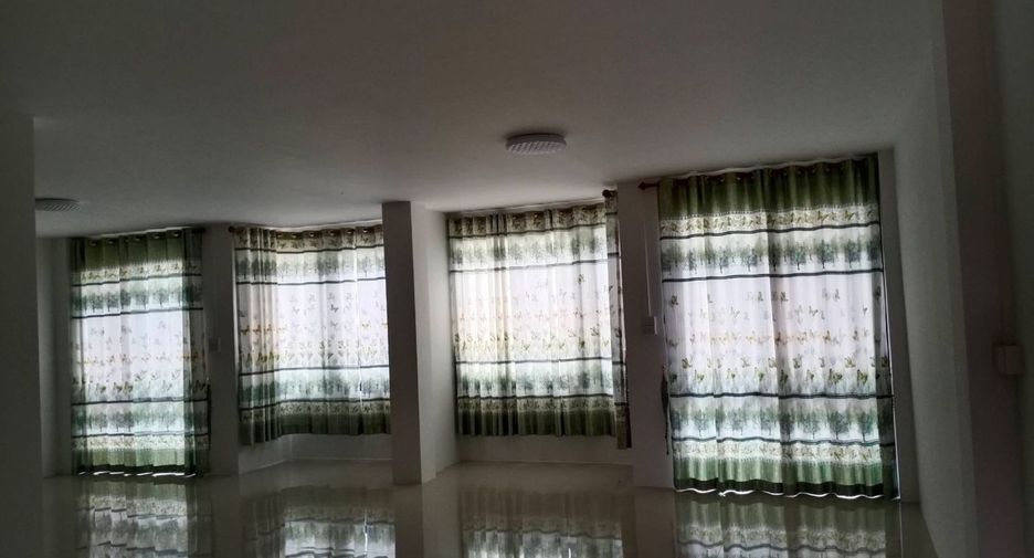 Local comercial en venta de 4 habitaciones en Si Racha, Chonburi