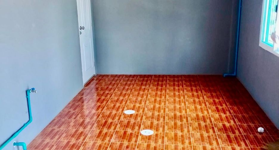 Local comercial en venta de 4 habitaciones en Si Racha, Chonburi