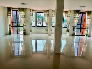 Local comercial en venta de 4 habitaciones en Si Racha, Chonburi