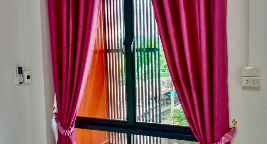 Local comercial en venta de 4 habitaciones en Si Racha, Chonburi