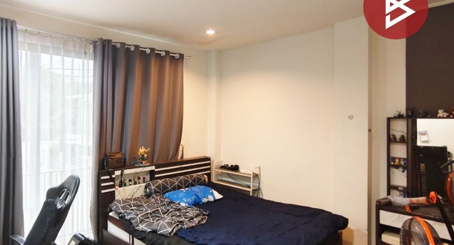 For sale 3 ベッドルーム townhouse in Sam Phran, Nakhon Pathom
