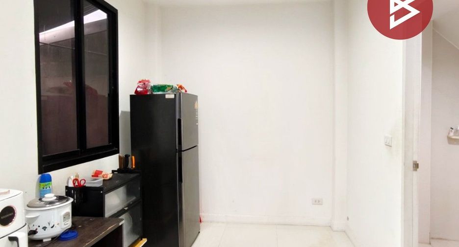 For sale 3 ベッドルーム townhouse in Sam Phran, Nakhon Pathom