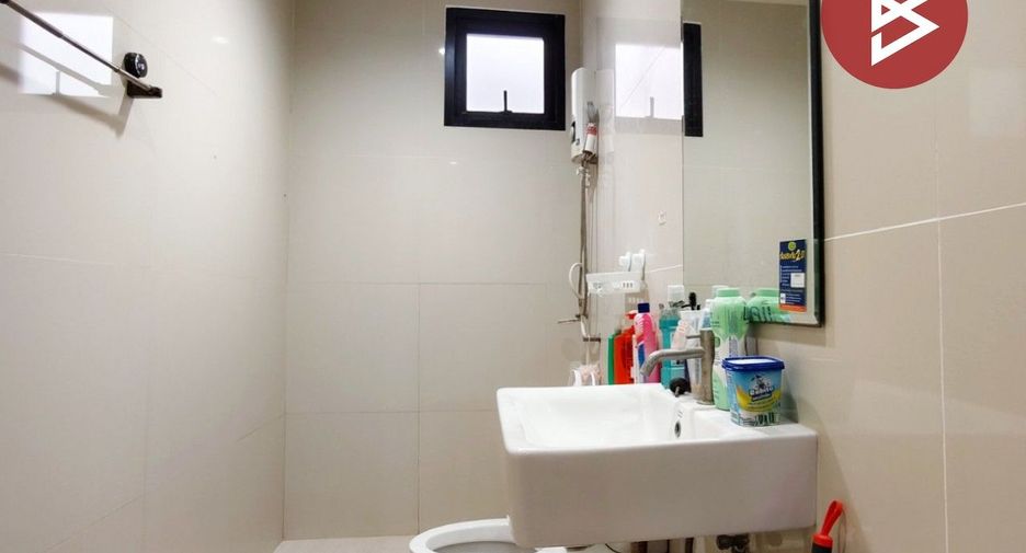 For sale 3 ベッドルーム townhouse in Sam Phran, Nakhon Pathom