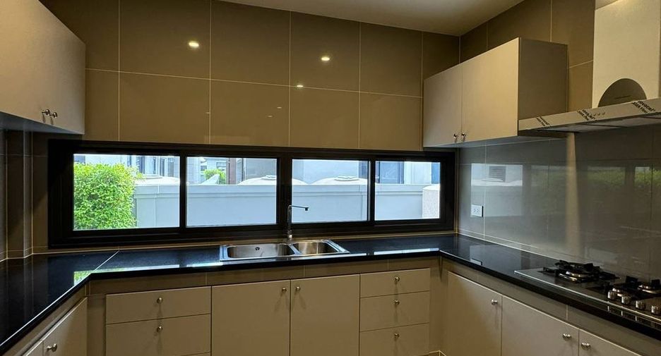 For rent and for sale 4 bedrooms house in Bang Kapi, Bangkok