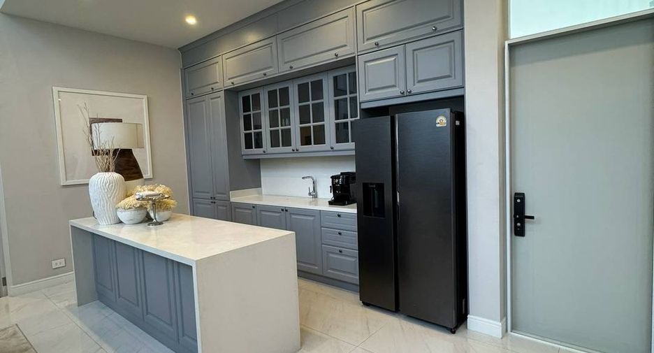 For rent and for sale 4 bedrooms house in Bang Kapi, Bangkok