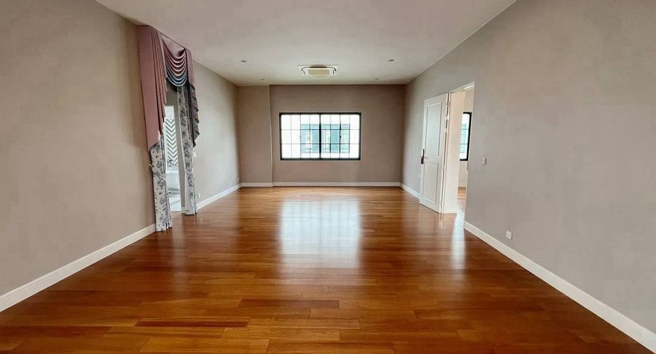For sale 4 bedrooms house in Suan Luang, Bangkok