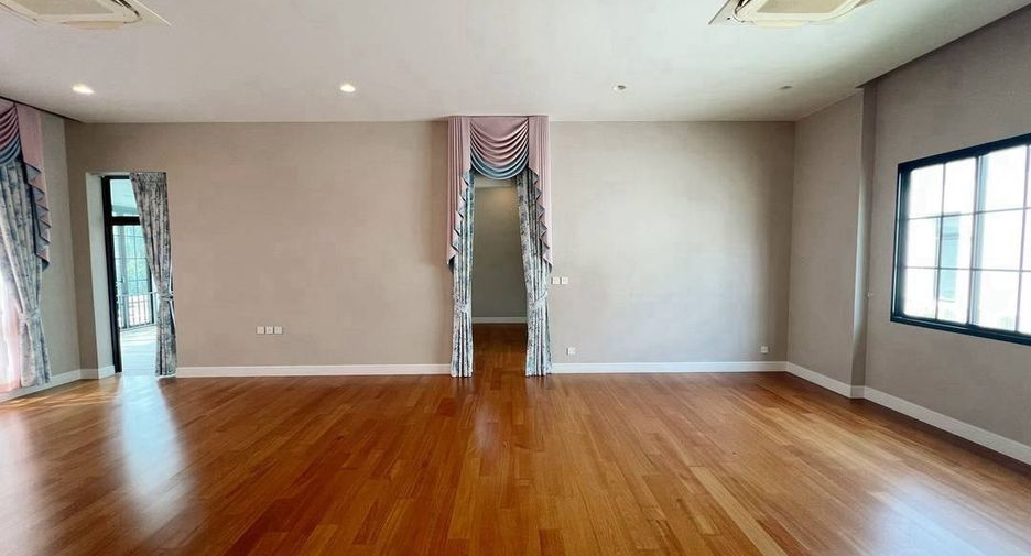 For sale 4 bedrooms house in Suan Luang, Bangkok
