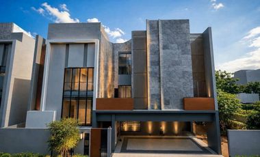 For sale 5 bedrooms house in Bang Kapi, Bangkok