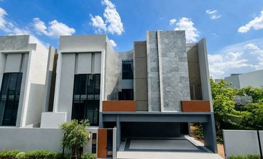 For sale 5 bedrooms house in Bang Kapi, Bangkok