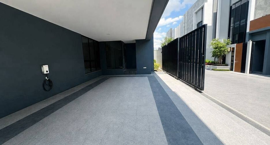 For sale 5 bedrooms house in Bang Kapi, Bangkok