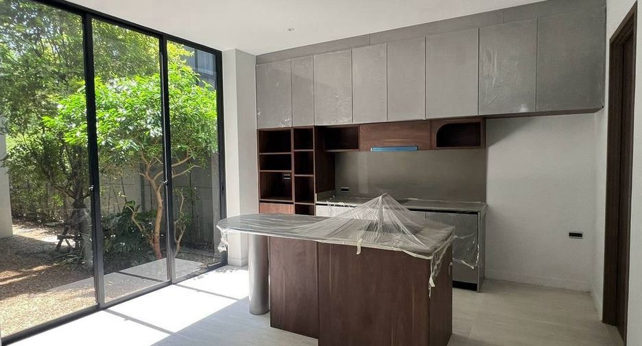 For sale 5 bedrooms house in Bang Kapi, Bangkok
