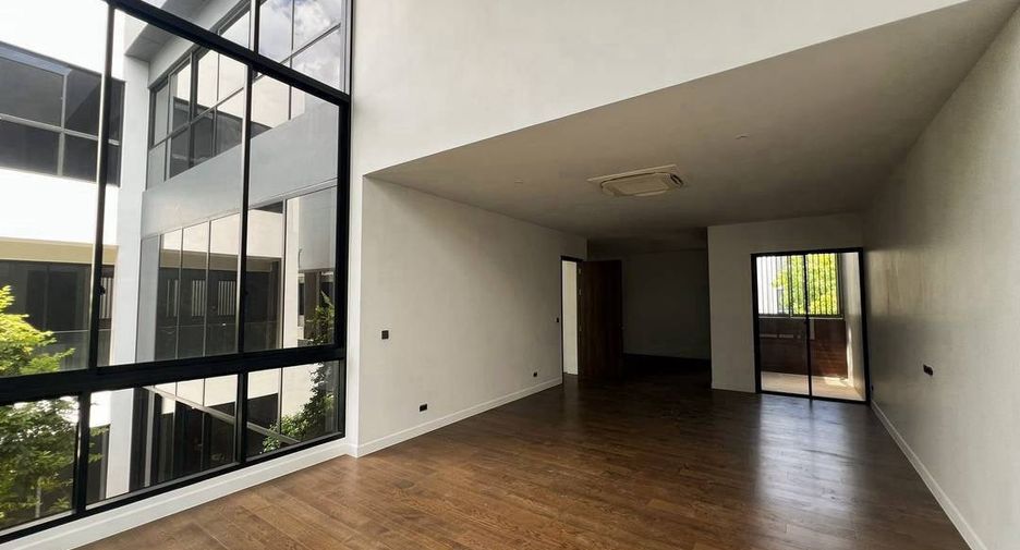 For sale 5 bedrooms house in Bang Kapi, Bangkok