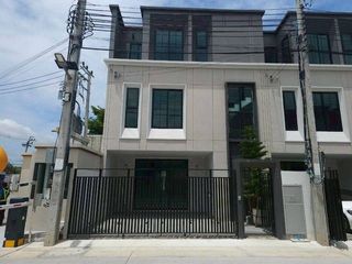 For rent 4 bedrooms house in Bang Khun Thian, Bangkok