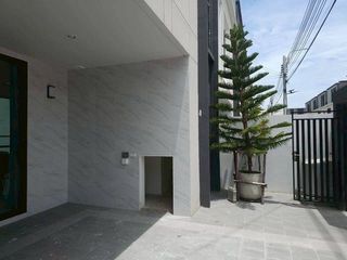 For rent 4 bedrooms house in Bang Khun Thian, Bangkok