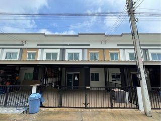 Casa adosada en venta de 4 habitaciones en Thanyaburi, Pathum Thani