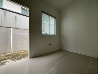 Casa adosada en venta de 4 habitaciones en Thanyaburi, Pathum Thani