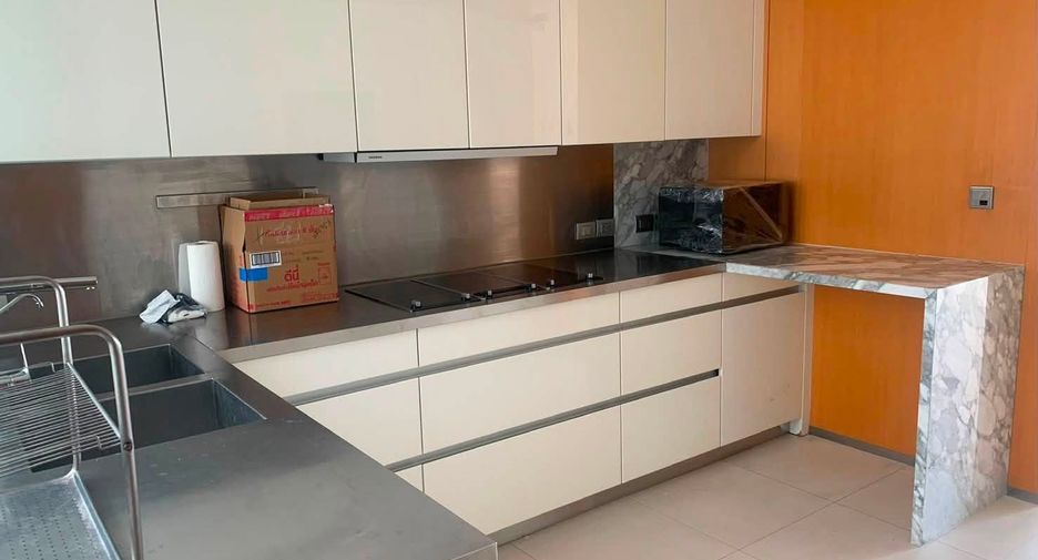 For rent 3 ベッドルーム condo in Khlong Toei, Bangkok