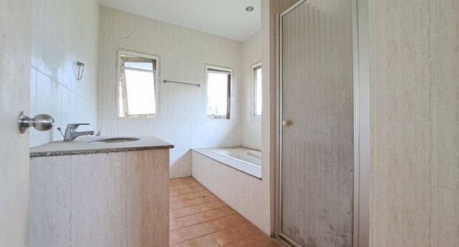 Casa adosada en venta de 3 habitaciones en Thanyaburi, Pathum Thani