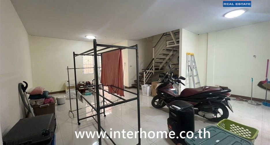 Casa adosada en venta de 3 habitaciones en Lat Lum Kaeo, Pathum Thani