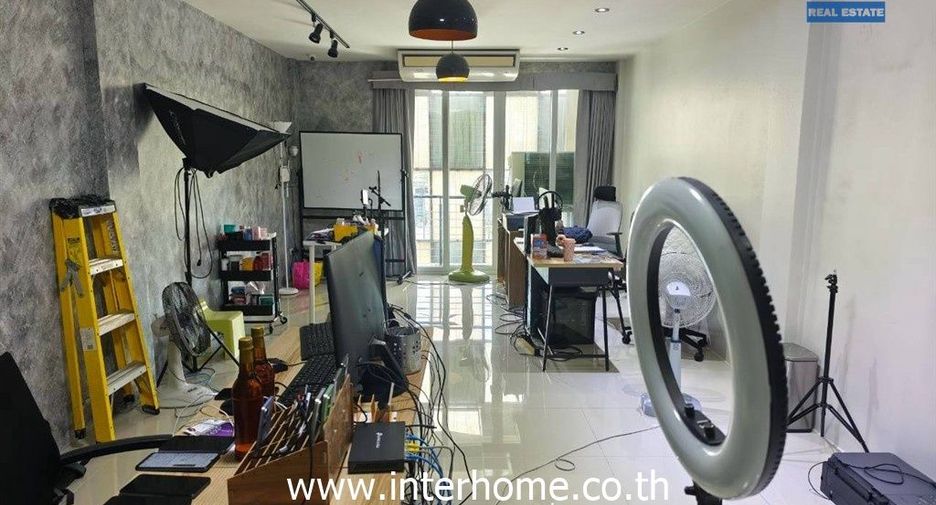 Local comercial en venta de 5 habitaciones en Khlong Sam Wa, Bangkok