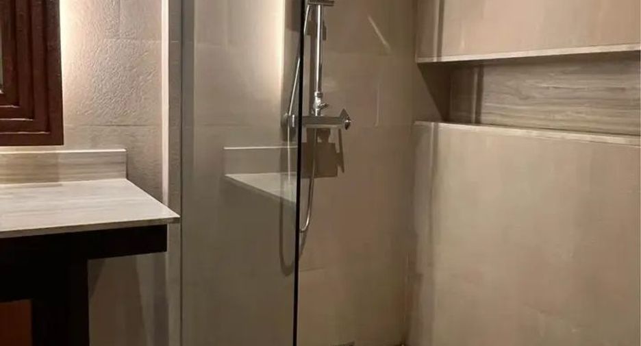 Wohnung zur Miete mit 1 Zimmer in Bang Rak, Bangkok