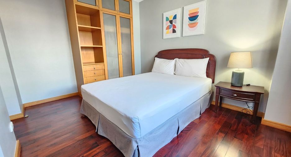 For rent 3 bedrooms apartment in Bang Rak, Bangkok