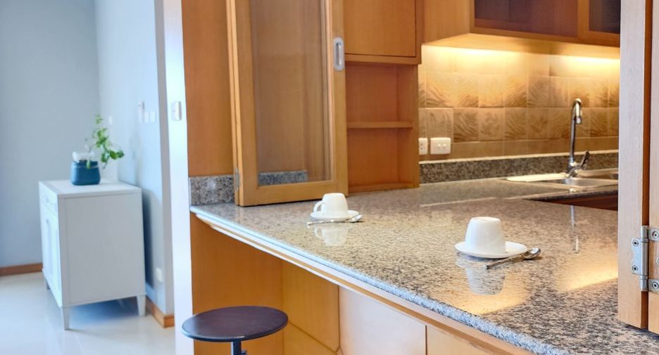For rent 3 bedrooms apartment in Bang Rak, Bangkok
