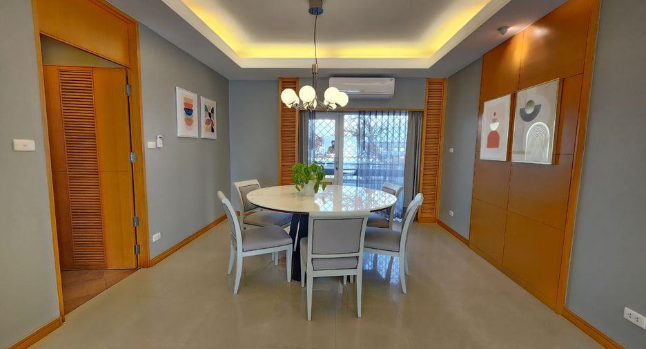 For rent 3 bedrooms apartment in Bang Rak, Bangkok