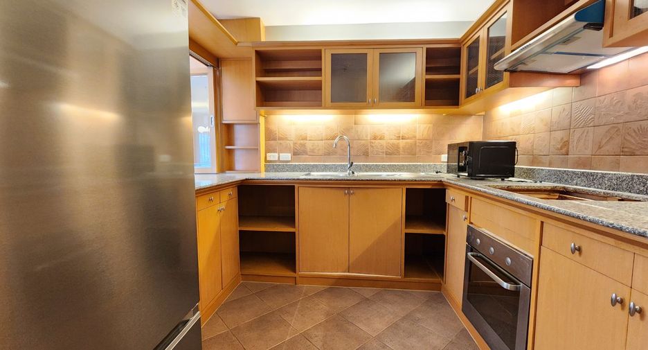 For rent 3 bedrooms apartment in Bang Rak, Bangkok