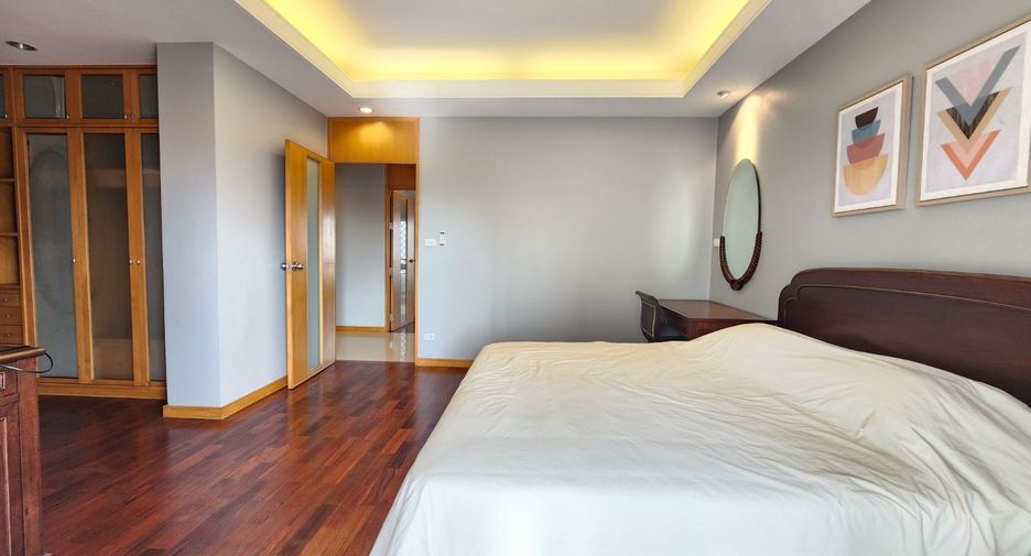 For rent 3 bedrooms apartment in Bang Rak, Bangkok