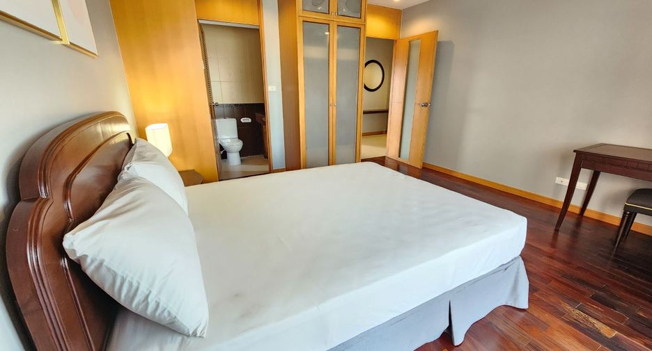 For rent 3 bedrooms apartment in Bang Rak, Bangkok
