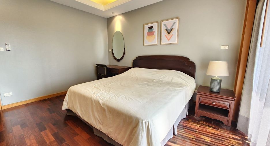 For rent 3 bedrooms apartment in Bang Rak, Bangkok