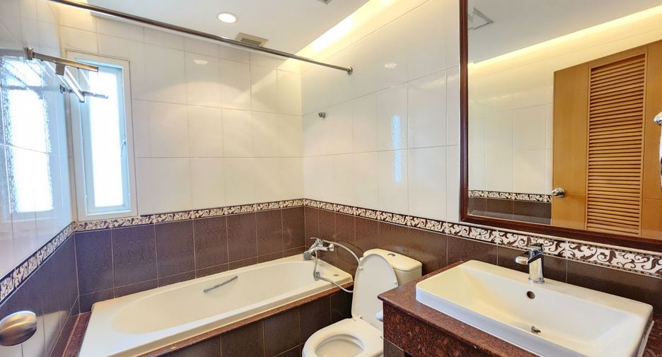 For rent 3 bedrooms apartment in Bang Rak, Bangkok