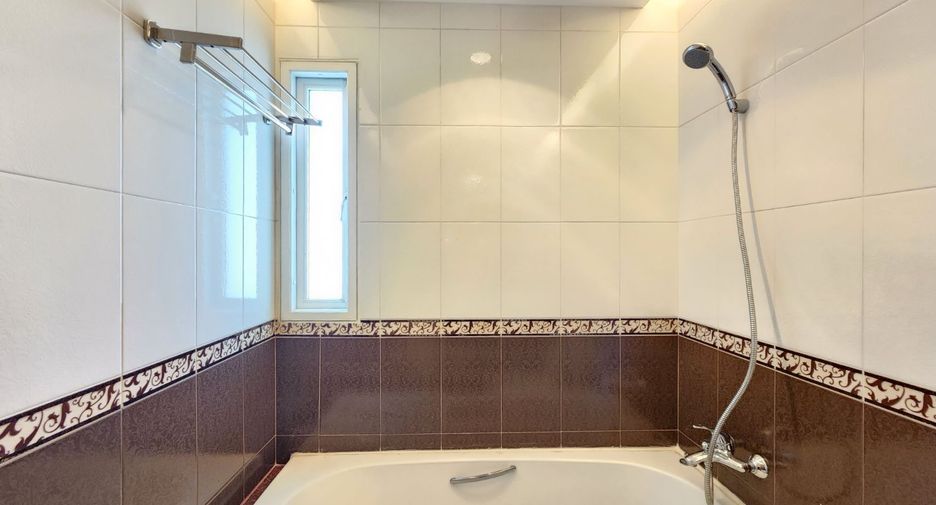 For rent 3 bedrooms apartment in Bang Rak, Bangkok