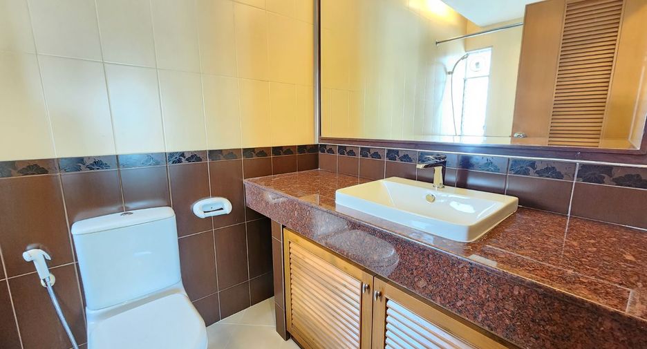 For rent 3 bedrooms apartment in Bang Rak, Bangkok
